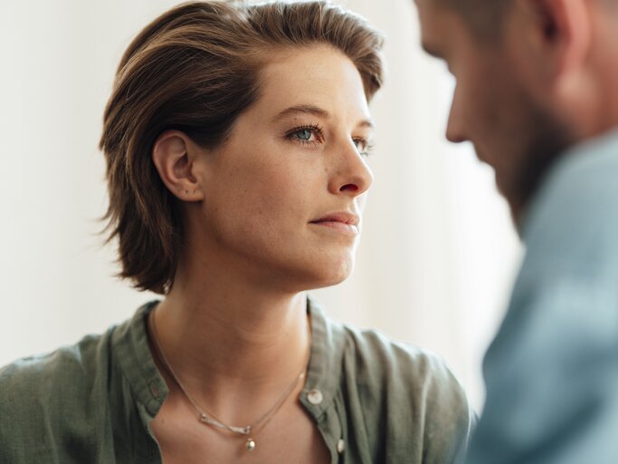 Frau hat einen skeptischen Blick, weil sie jemanden unsympathisch findet | © GettyImages/Westend61