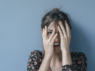 Frau lächelt und freut sich über ein Kompliment | © GettyImages/Westend61