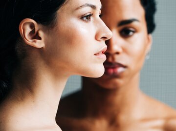 Portrait von zwei unterschiedlichen Frauen | © GettyImages/Maria Korneeva