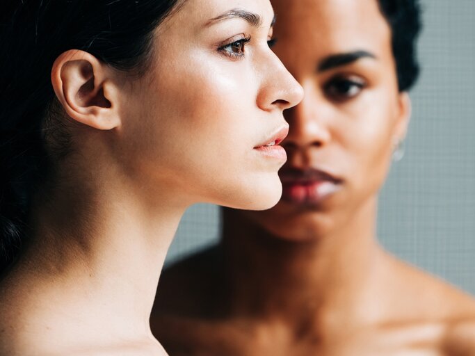 Portrait von zwei unterschiedlichen Frauen | © GettyImages/Maria Korneeva