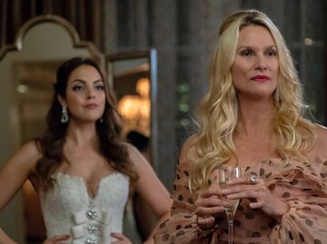 Elizabeth Gillies und Nicollette Sheridan aus der Serie Denver Clan | © IMAGO/Wilford Harewood / The CW Network / Everett Collection