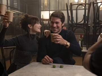 Lily Collins und Lucas Bravo in Emily in Paris, Staffel 4 | © IMAGO/Netflix