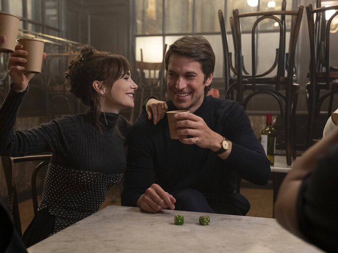 Lily Collins und Lucas Bravo in Emily in Paris, Staffel 4 | © IMAGO/Netflix