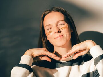 Sympathische junge Frau mit einem Glow auf der Haut | © GettyImages/Yana Iskayeva