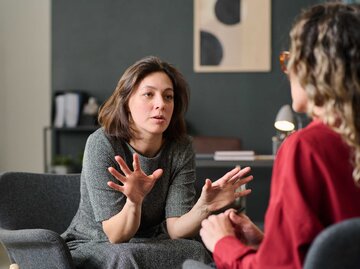 Frau diskutiert mit einer anderen Person | © Adobe Stock/Mediaphotos