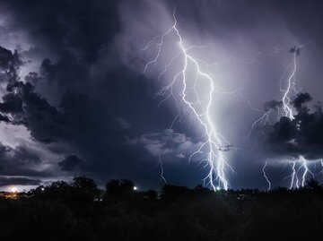 Große Blitze am Himmel bei einem Gewitter in der Nacht. | © Adobe Stock/devmarya