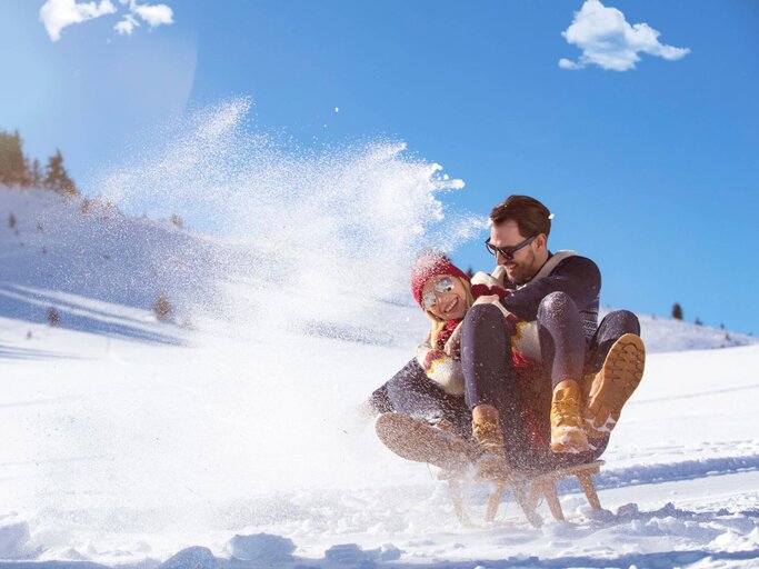 Paar beim Rodeln | © Getty Images/FS-Stock