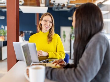 Zwei Personen im Büro | © Getty Images/Luis Alvarez