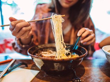 Person ist asiatische Nudelsuppe | © Getty images/Images By Tang Ming Tung