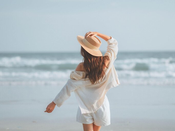 Person am Meer | © Getty Images/oatawa