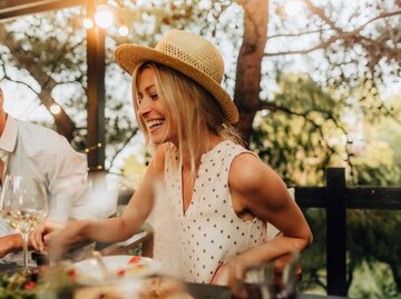 Junge Frau isst im Urlaub glücklich im Restaurant. | © Getty Images/AleksandarNakic