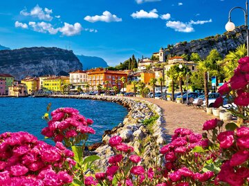 Farbenfrohe Stadt Torbole am Lago di Garda mit Blick auf das Wasser | © Getty Images/xbrchx