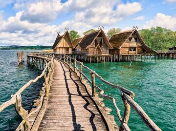 Fußgängerbrücke über den See zu Stelzenhäusern, Unteruhldingen, Baden-Württemberg, Deutschland | © Getty Images/Harald Nachtmann