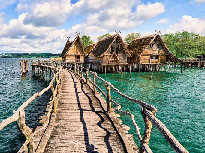 Fußgängerbrücke über den See zu Stelzenhäusern, Unteruhldingen, Baden-Württemberg, Deutschland | © Getty Images/Harald Nachtmann