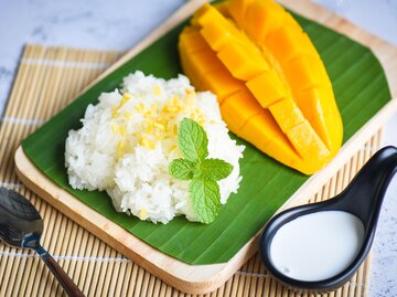 Thailändischer Sticky Rice mit Mango & Kokossoße | © Getty Images/panida wijitpanya