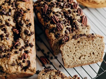 Ein Bananenkuchen aus der Kastenform mit Schokotropfen  | © unsplash/priscilladupreez