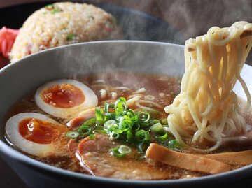 Eine Schüssel Ramen-Nudeln mit Beilagen | © getty/zepp1969