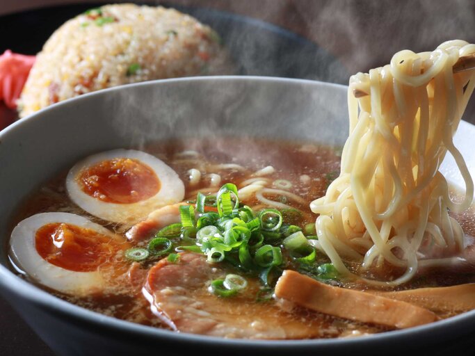 Eine Schüssel Ramen-Nudeln mit Beilagen | © getty/zepp1969