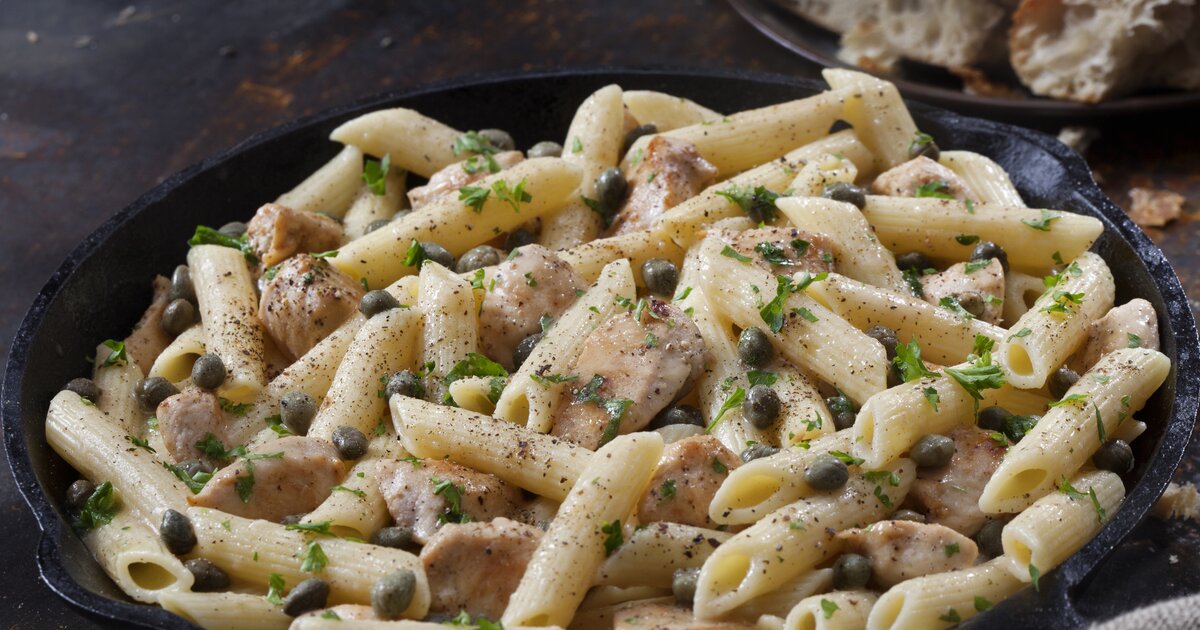 Feinschmecker werden diese Hähnchen-Nudelpfanne mit Paprika lieben