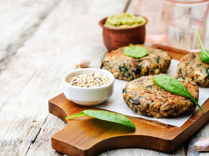 Ein Stapel Quinoa-Puffer mit Kräutern | © Getty Images/nata_vkusidey