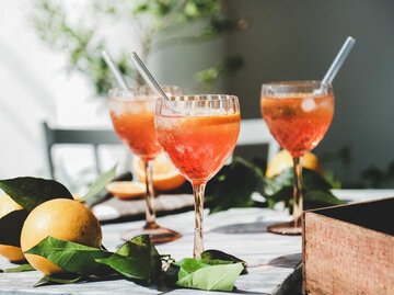 Aperol Spritz Royal Cocktail in Gläsern mit frischen Orangen | © Getty Images/Foxys_forest_manufacture