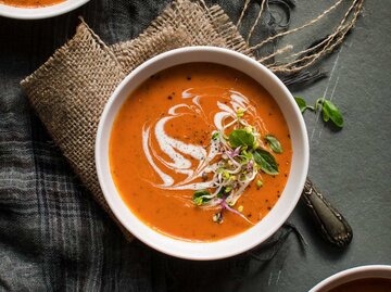 Eine Schüssel mit Tomatensuppe | © Getty Images/Sonia Martin Fotografias