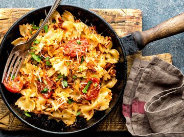 Eine Pfanne mit Nudeln, Tomaten und Parmesan | © Getty Images/ivandzyuba