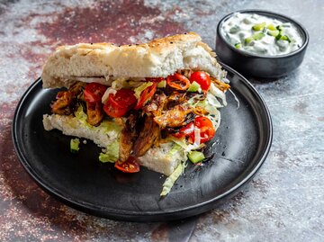 Ein Döner im Brot auf einem Teller | © Getty Images/lacaosa