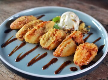 Frittierte Bananen mit Eiscreme und Caramelsoße | © Getty Images/Irina Marwan