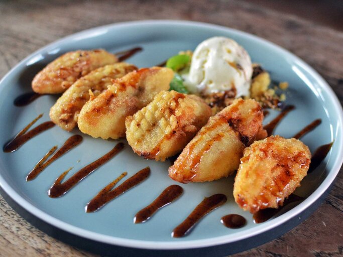 Frittierte Bananen mit Eiscreme und Caramelsoße | © Getty Images/Irina Marwan