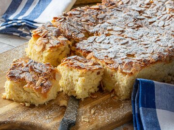 Hummelkuchen vom Blech mit gehobelten Mandeln | © Getty Images/Angelika Heine