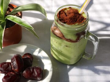 Ein Glas mit grünem Smoothie und Strohhalm | © Getty Images/photograph by dorisj