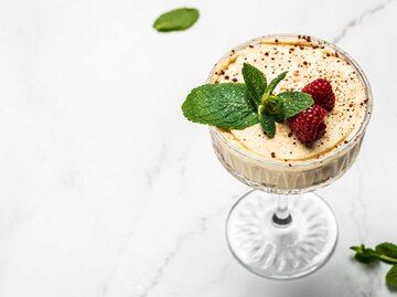 Ein Champagnerschale mit Karamell-Käsekuchen | © Getty Images/Koval Nadiya