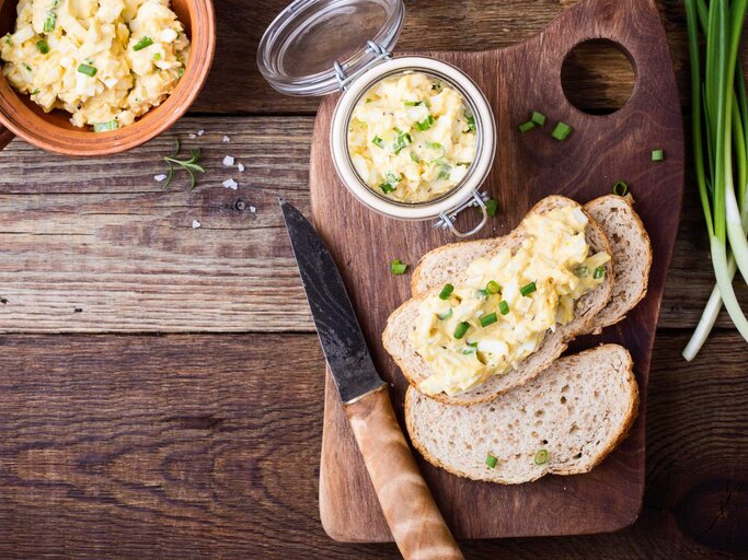 Eine Scheibe Brot mit Ei-Aufstrich | © Getty Images/istetiana