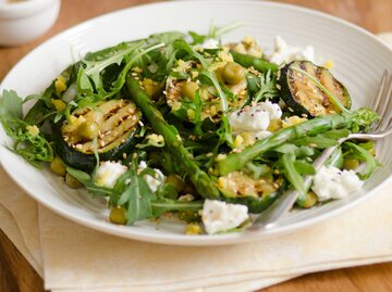 Ein Teller mit Spargelsalat | © Getty Images/martinturzak