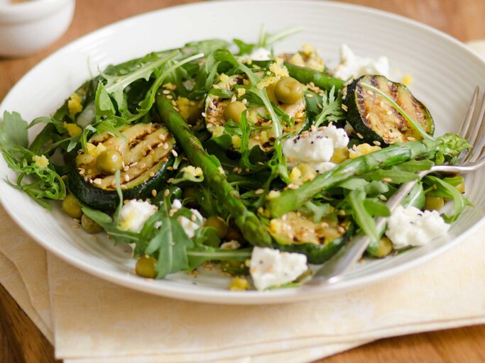 Ein Teller mit Spargelsalat | © Getty Images/martinturzak