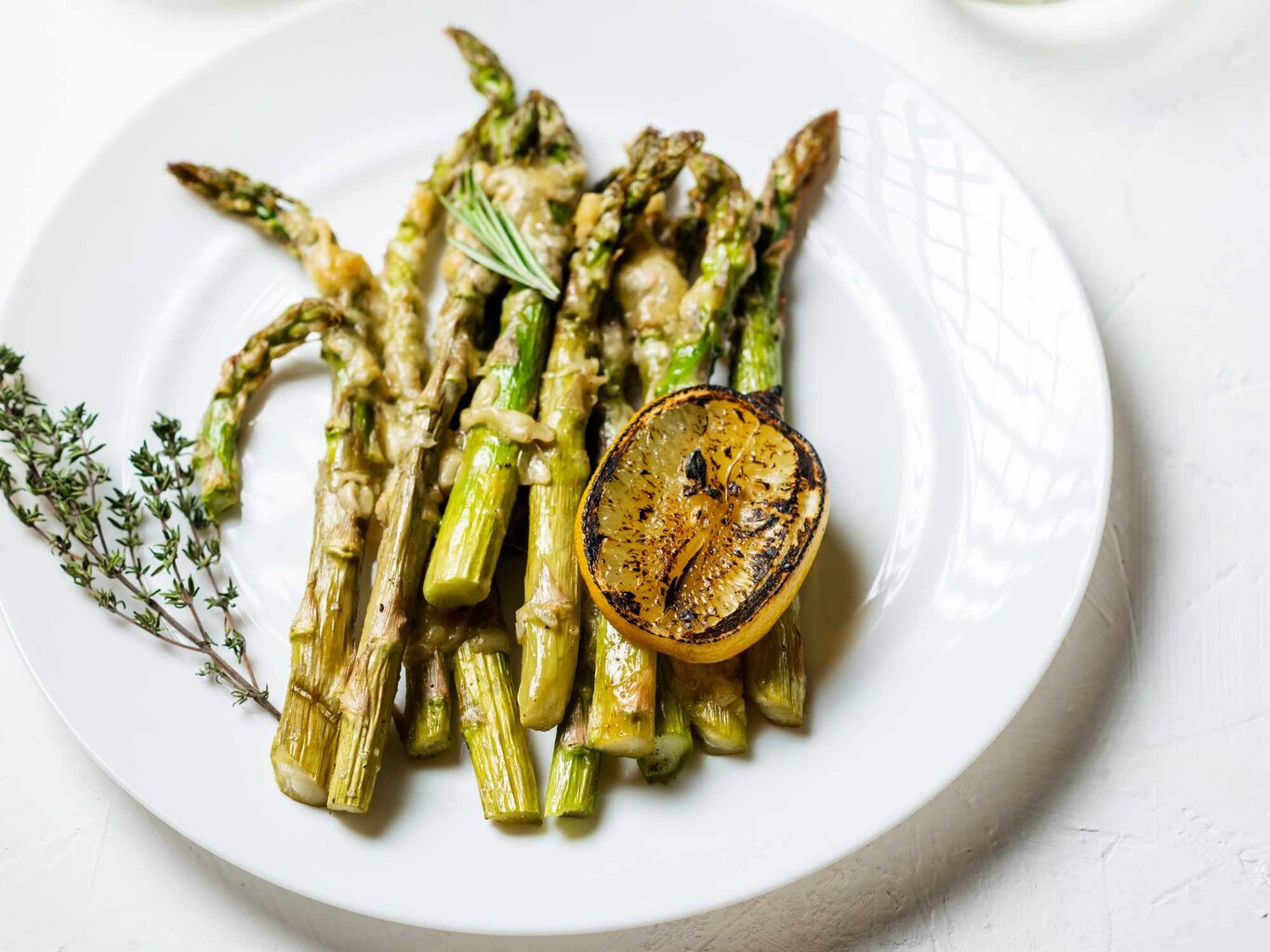 Besser als Bratwurst: Spargel vom Grill mit Parmesankruste