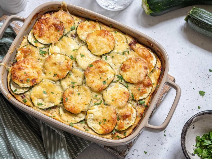 Eine Auflaufform mit Zucchiniflan | © Getty Images/Azurita