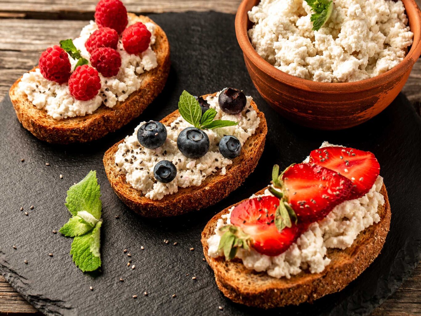 Sommerlicher Brotgenuss: Eingelegte Erdbeeren mit Ziegenkäse und Thymian