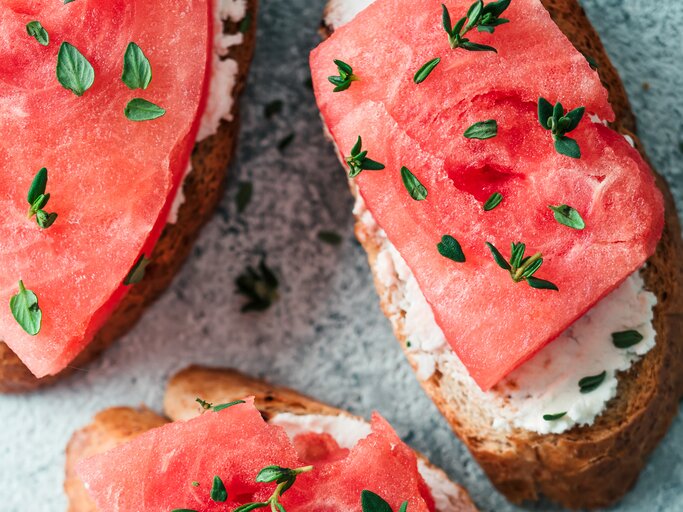 Kleine Brote mit Wassermelone | © GettyImages/Fascinadora