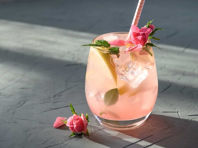 Ein Glas mit Eidwürfeln und einem Rosé Spritz. | © Getty Images / Svetlana-Cherruty