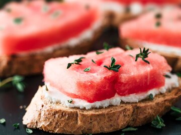 Wassermelone auf einer Brotscheibe | © Getty Images/Fascinadora