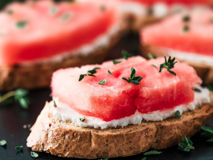 Wassermelone auf einer Brotscheibe | © Getty Images/Fascinadora