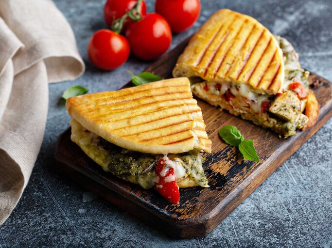 Chicken Pesto Panini | © Getty Images/VeselovaElena