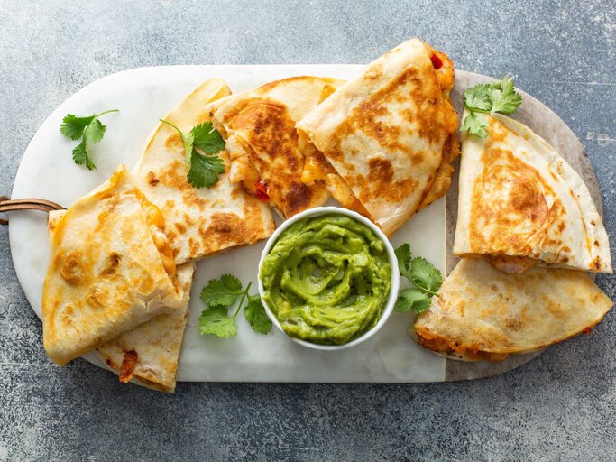 Quesadillas mit Avocado Dip | © Getty Images/Rasvan Osmochescu / 500px