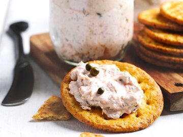 Ein Cracker mit Räucherlachs-mousse | © Getty Images/Anjelika Gretskaia