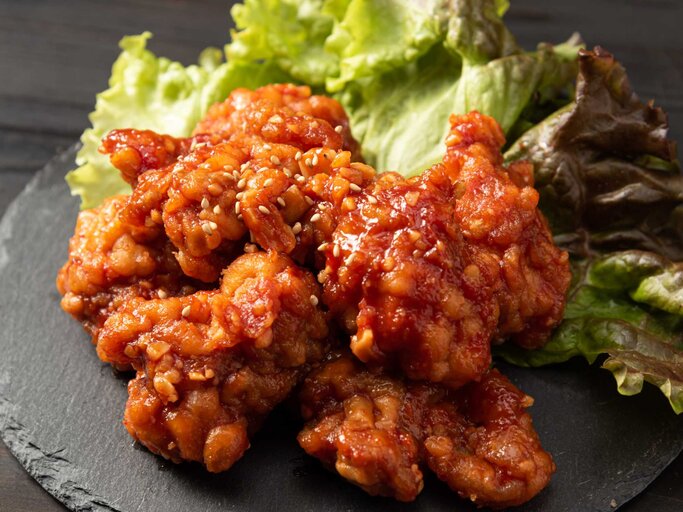 Frittiertes Karaage-Hähnchen mit Salat garniert auf einem Teller | © Getty Images/hiroyuki nakai