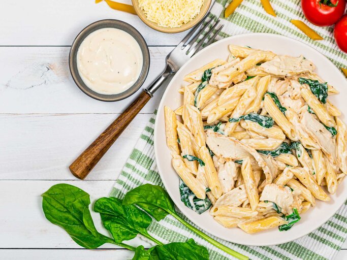 Ein Teller Pasta mit Hähnchenbrust | © Getty Images/alisafarov