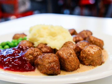 Köttbullar mit Kartoffelbrei und Preiselbeeren | © Getty Images/JONATHAN NACKSTRAND/Freier Fotograf