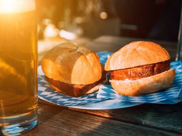 Ein Brötchen mit Leberkäse in der Sonne | © Getty Images/Nikada